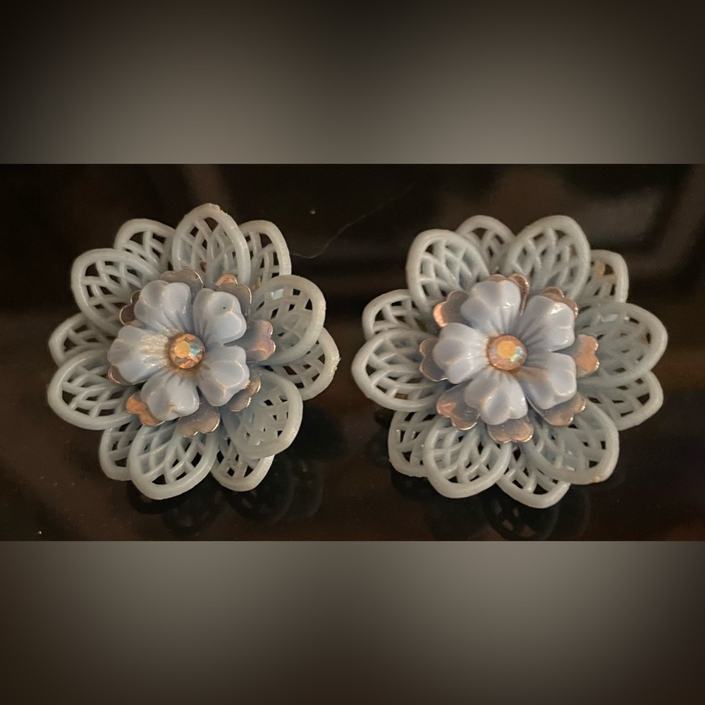 Vintage Coro Light Blue Plastic Floral Earrings with Center Crystal Signed - Picture 6 of 7